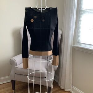 Chic Black and beige sweater with leather flowers